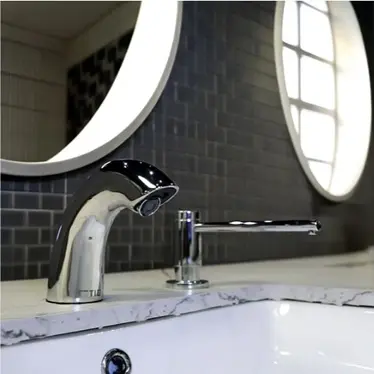 Grifo con sensor TLS-10 instalado en baño comercial